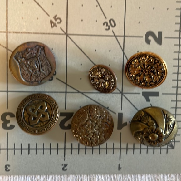 Lot of 6 antique/vintage brass buttons - Picture 12 of 13